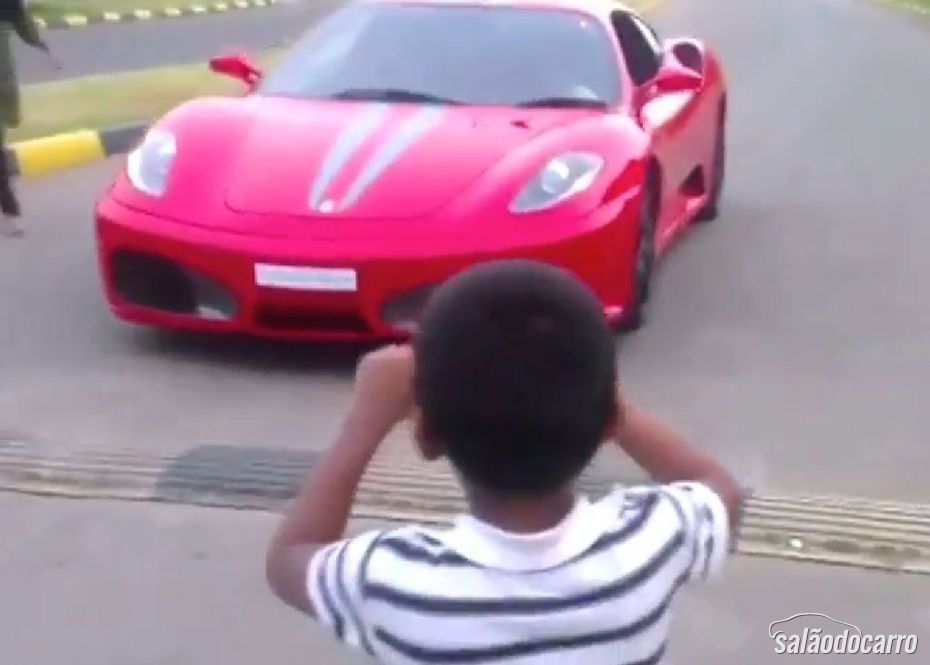 Pai deixa criança dirigir Ferrari e é preso