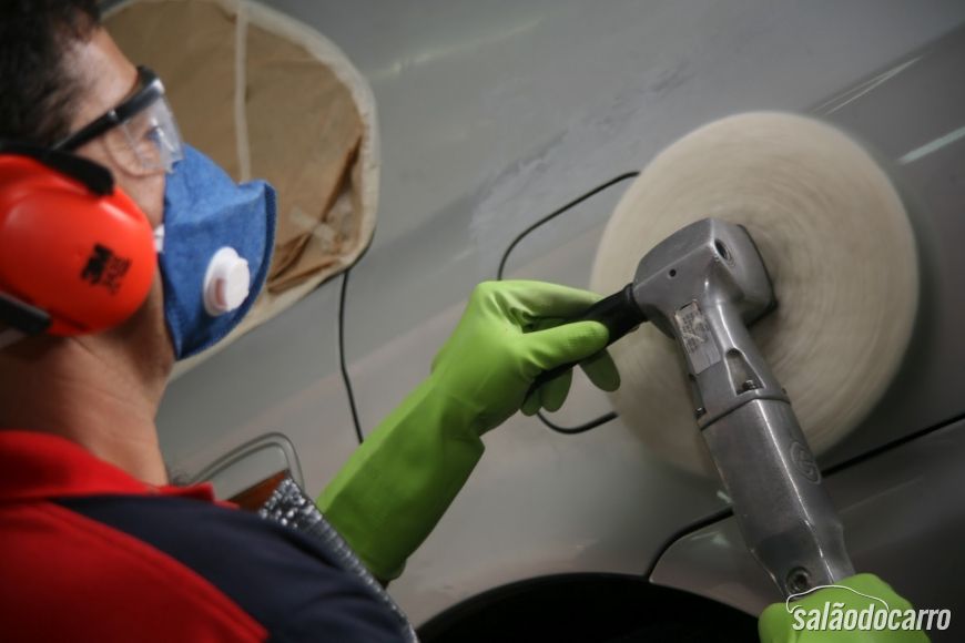 Como remover manchas da pintura do carro