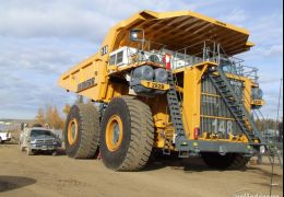 Liebherr T282B: o caminhão de 14 metros de comprimento