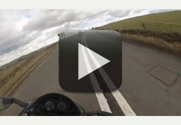 Motociclista cai de penhasco depois de quase colidir com carro