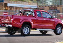 Toyota Hilux ganha versão com motor flex