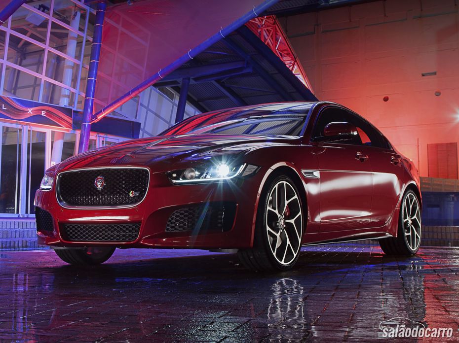 Jaguar coloca novo XE no palco em sua estreia mundial