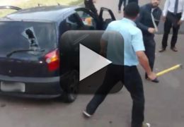Motorista de ônibus quebra vidros da janela de carro em Porto Alegre