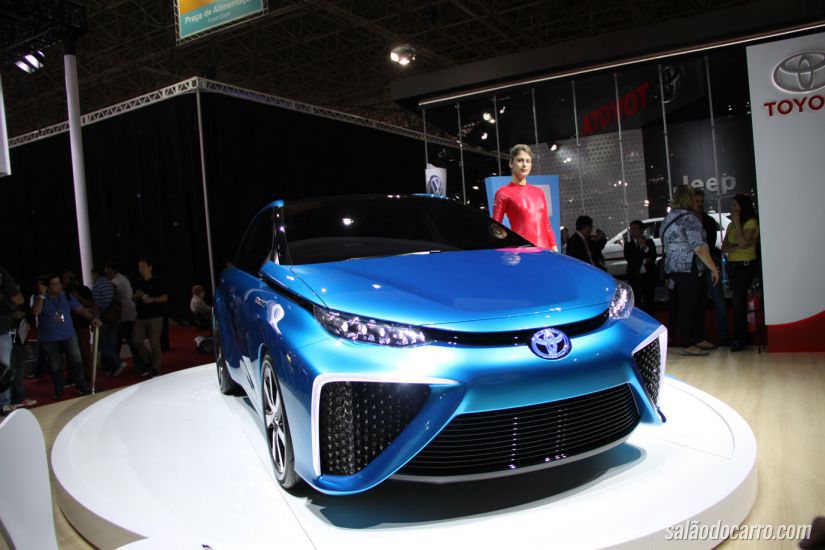 Toyota apresenta seu carro movido a hidrogênio no Salão de São Paulo