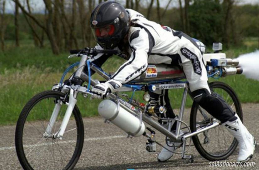 Francês monta bicicleta turbinada e supera velocidade da Ferrari