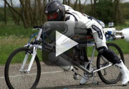 Francês monta bicicleta turbinada e supera velocidade da Ferrari