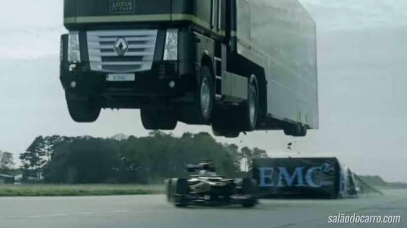 Caminhão consegue salto incrível por cima de carro de F-1