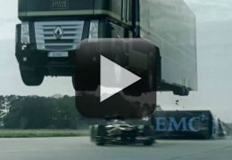 Caminhão consegue salto incrível por cima de carro de F-1