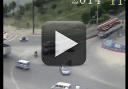Vídeo mostra carro sendo engolido por buraco no meio da rua