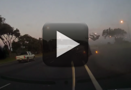 Homem é arremessado de carro em acidente. Veja o vídeo!