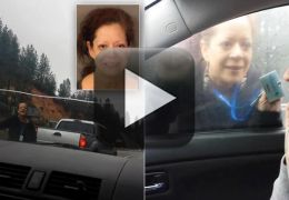 Mulher com crise de raiva tenta tirar carro da estrada em movimento