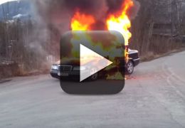 Carro pega fogo e “escapa” dos bombeiros