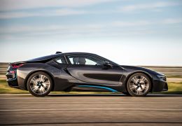 BMW deve lançar novo carro elétrico para rivalizar com Tesla