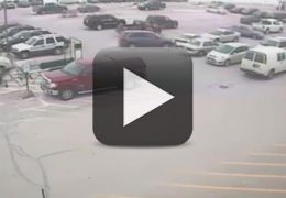 Idoso bate em diversos carros dentro de estacionamento