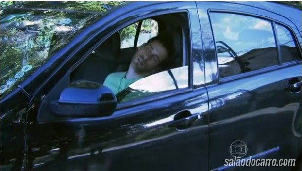 Motorista dorme no trânsito e cria uma fila de carros