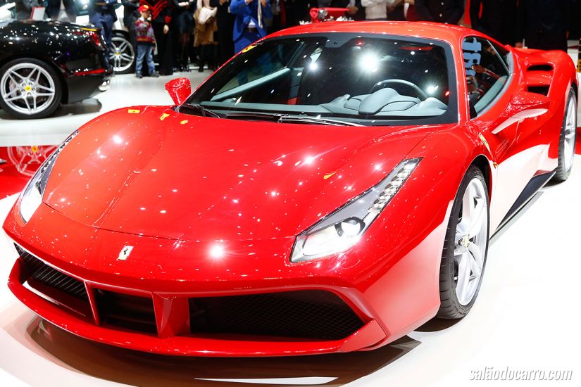 Ferrari lança vídeo inédito do modelo 488 GTB