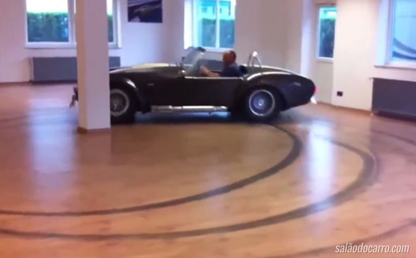 Motorista faz manobras radicais dirigindo um Shelby dentro de uma sala de estar