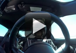 Piloto dirige carro real utilizando óculos virtuais