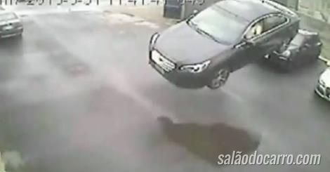 Confira um Subaru “voando” por cima de carros