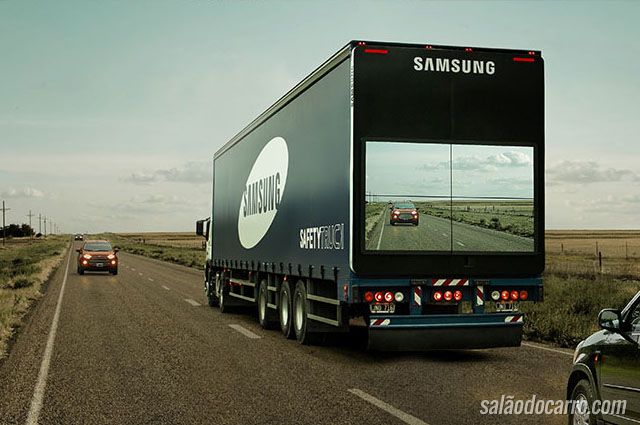 Caminhões da Samsung circulam com telas nas traseiras dos veículos