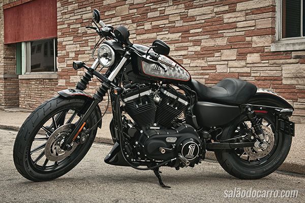 Harley-Davidson lança Dark Custom