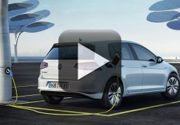 Volks apresenta teste com Golf elétrico que estaciona e recarrega automaticamente