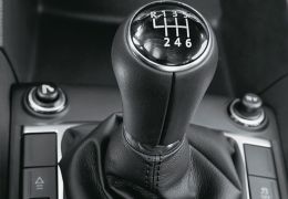 Dirigir em ponto morto economiza gasolina?