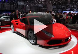 Motorista mostra Ferrari ultrapassando velocidade máxima estipulada pela fabricante