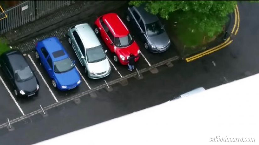 Motorista leva 17 minutos para conseguir estacionar um Mini