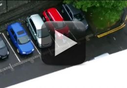 Motorista leva 17 minutos para conseguir estacionar um Mini