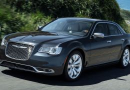 Chrysler 300C 2015 chega por R$ 204.900