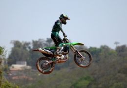 Kawasaki KX450F é destaque da linha off-road 2016