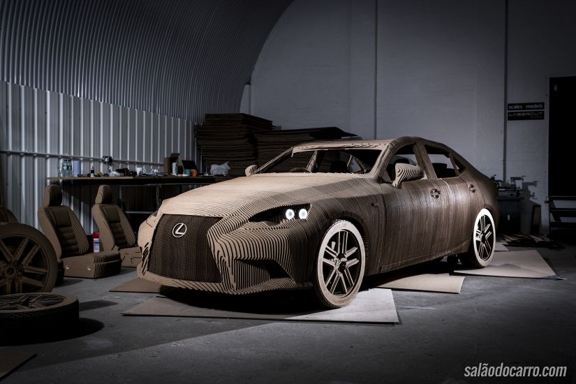 Confira um Lexus IS feito de papelão