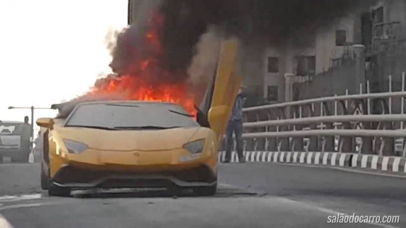 Lamborghini Aventador pega fogo em avenida