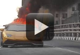 Lamborghini Aventador pega fogo em avenida