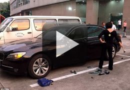 Mulher acaba com carro a marteladas