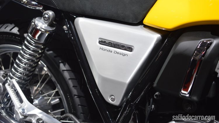 Honda apresenta sua moto retrô CB1100 em Tóquio