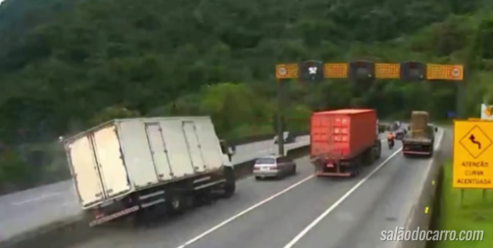 Flagrante mostra caminhão desgovernado em rodovia