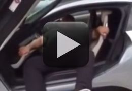 Homem não consegue sair de dentro de BMW