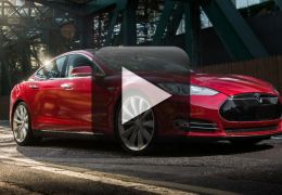 Tesla divulga novo vídeo de carro interagindo com casa inteligente