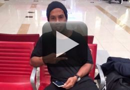 Poste quase atinge carro onde estava jogador Ronaldinho Gaúcho