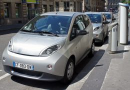 Bolloré lançará programa de compartilhamento de carros na Itália