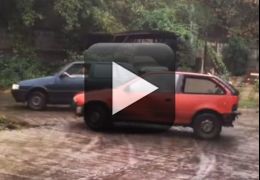 Confira um Fiat Uno e um Suzuki Swift competindo em um drift