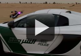 Carro da McLaren disputa corrida com um drone