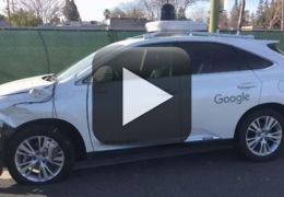 Carro autônomo do Google bate em ônibus