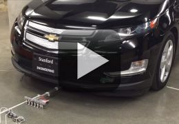 Veja micro robôs carregando um carro