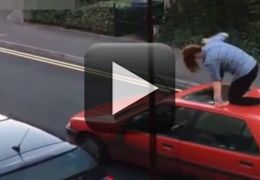 Mulher flagrada tentando destruir carro