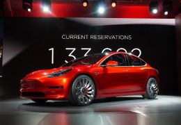 Tesla revela o Model 3 sob grande expectativa
