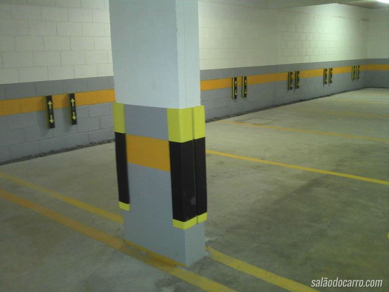 Motorista bate em 17 carros dentro de estacionamento