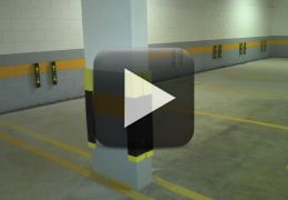 Motorista bate em 17 carros dentro de estacionamento